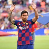 Messi saluda a la afición del Barcelona