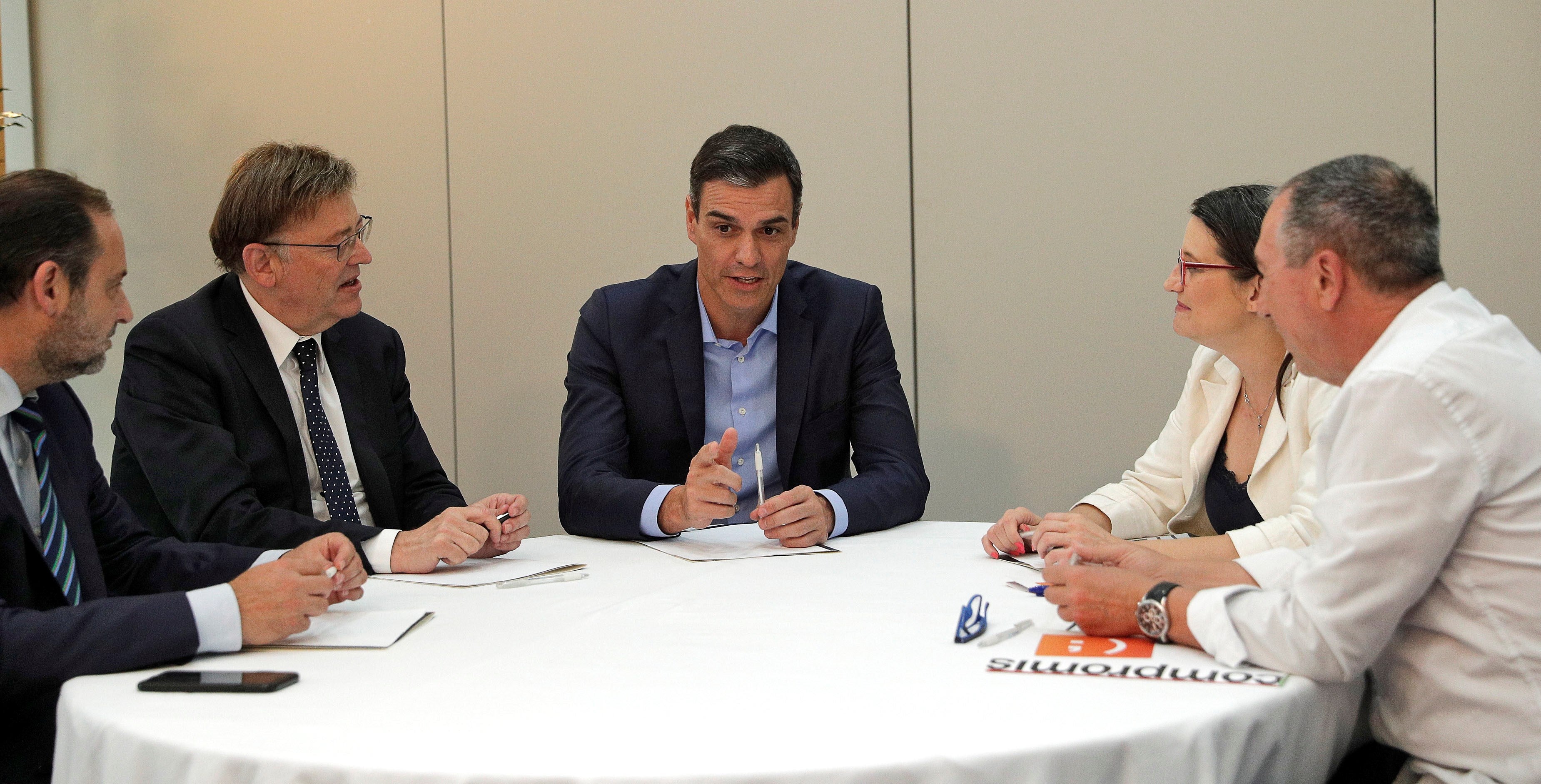 Soler y Oltra se reúnen para negociar ajustes presupuestarios por el bloqueo de Pedro Sánchez Soler y Oltra se reúnen para negociar ajustes presupuestarios por el bloqueo de Pedro Sánchez
