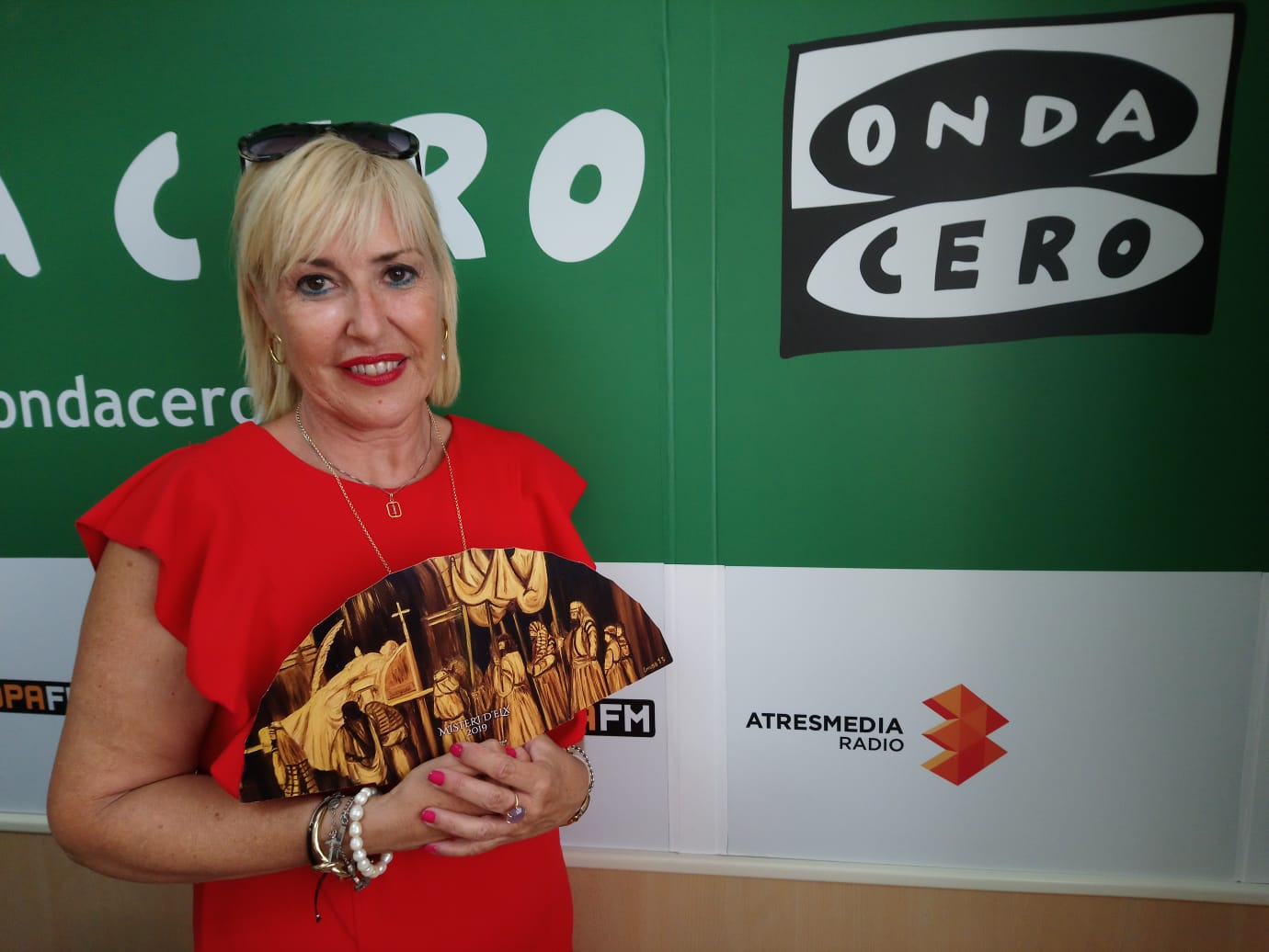 Inés Serna recupera el abanico tradicional en un homanje al Misteri medieval Inés Serna recupera el abanico tradicional en un homanje al Misteri medieval