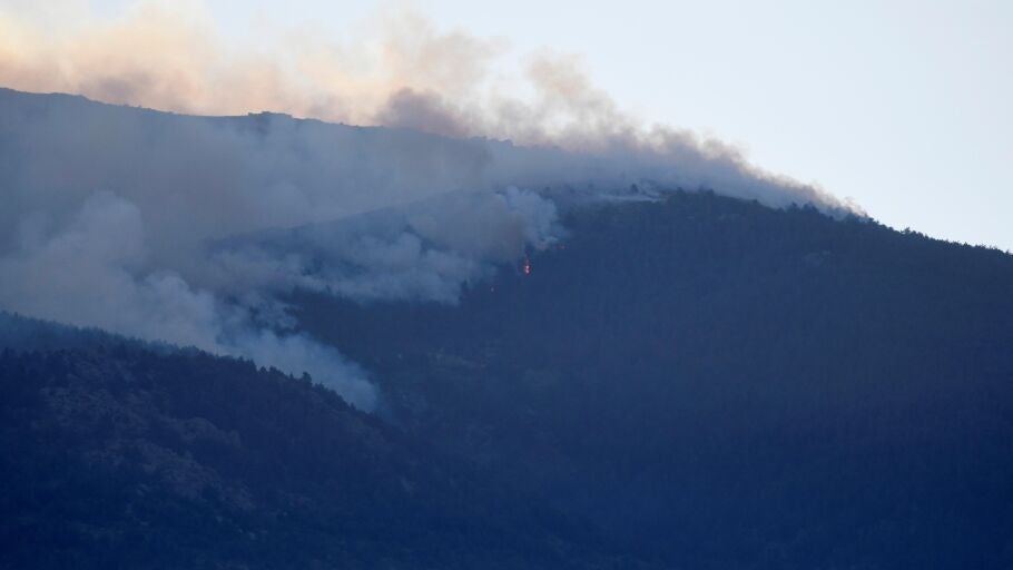 Vista del incendio forestal declarado cerca del Real Sitio de San Ildefonso-La Granja