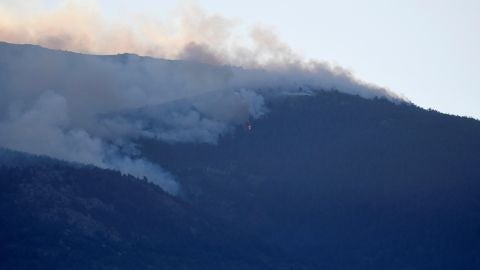 Vista del incendio forestal declarado cerca del Real Sitio de San Ildefonso-La Granja
