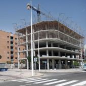 Imagen de archivo de un edificio en obras en Elche.
