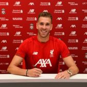 Adrián San Miguel firma su nuevo contrato con el Liverpool