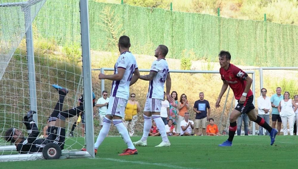 Budimir marca uno de los goles de pretemporada frente el Valladolid