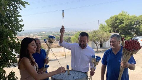 El alcalde de Elche y la concejala de Fiestas en las instalaciones de Pirotecnia Ferr&aacute;ndez. 