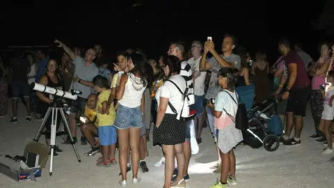'Plantá' de telescopios durante una actividad de observación astronómica de AstroGEDA. 'Plantá' de telescopios durante una actividad de observación astronómica de AstroGEDA.