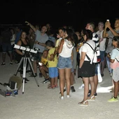 'Plantá' de telescopios durante una actividad de observación astronómica de AstroGEDA. 'Plantá' de telescopios durante una actividad de observación astronómica de AstroGEDA.