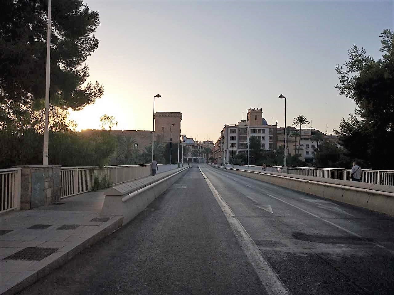 Una masa de aire africano dispara los termómetros por hasta los 35 grados en Elche y Crevillent Una masa de aire africano dispara los termómetros por hasta los 35 grados en Elche y Crevillent