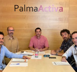 De izquierda a derecha: el coordinador general de Promoción Económica y Ocupación de Cort, Miguel Ángel Capó, el director general de Comercio del ayuntamiento, Fabrizio Di Giacomo Sanpere, el regidor de Promoción Económica y Ocupación, Rodrigo Andrés Romero, el presidente de AFEDECO, Toni Gayà, y el gerente de AFEDECO, Antonio Vilella. De izquierda a derecha: el coordinador general de Promoción Económica y Ocupación de Cort, Miguel Ángel Capó, el director general de Comercio del ayuntamiento, Fabrizio Di Giacomo Sanpere, el regidor de Promoción Económica y Ocupación, Rodrigo Andrés Romero, el presidente de AFEDECO, Toni Gayà, y el gerente de AFEDECO, Antonio Vilella.