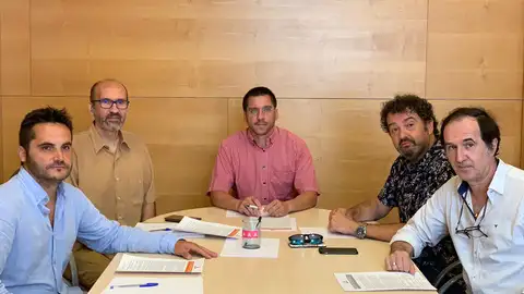 De izquierda a derecha: el coordinador general de Promoción Económica y Ocupación de Cort, Miguel Ángel Capó, el director general de Comercio del ayuntamiento, Fabrizio Di Giacomo Sanpere, el regidor de Promoción Económica y Ocupación, Rodrigo Andrés Romero, el presidente de AFEDECO, Toni Gayà, y el gerente de AFEDECO, Antonio Vilella. De izquierda a derecha: el coordinador general de Promoción Económica y Ocupación de Cort, Miguel Ángel Capó, el director general de Comercio del ayuntamiento, Fabrizio Di Giacomo Sanpere, el regidor de Promoción Económica y Ocupación, Rodrigo Andrés Romero, el presidente de AFEDECO, Toni Gayà, y el gerente de AFEDECO, Antonio Vilella.