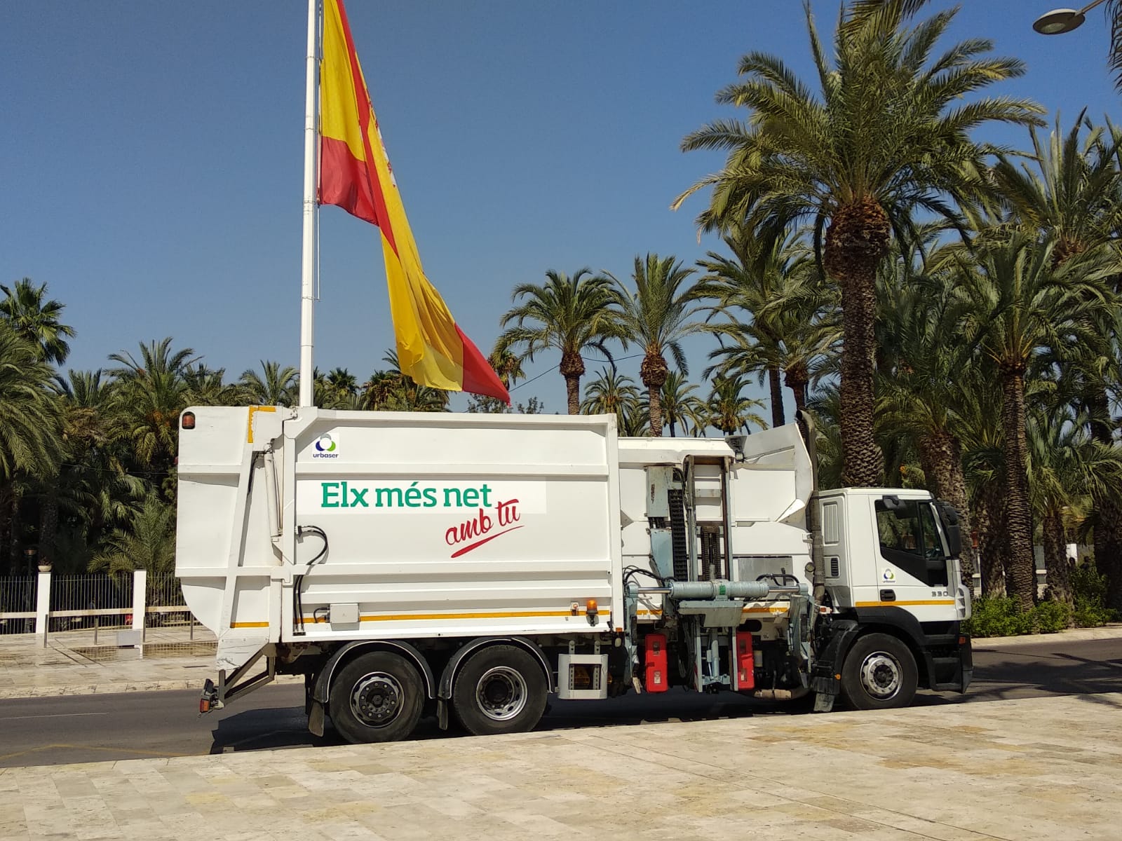 Dos nuevos camiones de recogida de basura renuevan la flota de Urbaser en Elche Dos nuevos camiones de recogida de basura renuevan la flota de Urbaser en Elche