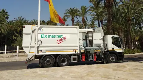 Uno de los dos nuevos vehículos de recogida de basuras. Uno de los dos nuevos vehículos de recogida de basuras.