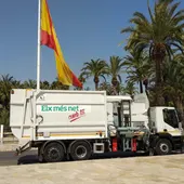 Uno de los dos nuevos vehículos de recogida de basuras. Uno de los dos nuevos vehículos de recogida de basuras.