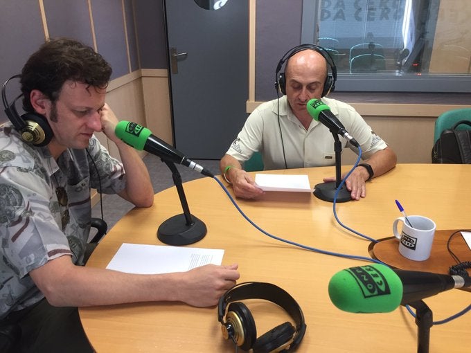 La locura en el cambio de personajes en la obra 'Metamorfosis' de Pepe Viyuela y Edu Soto La locura en el cambio de personajes en la obra 'Metamorfosis' de Pepe Viyuela y Edu Soto
