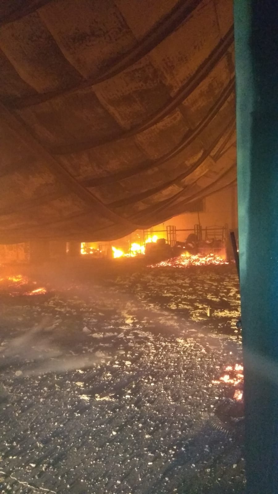 Un incendio quema una nave de papel y cartón situada entre Carrión y Almagro Un incendio quema una nave de papel y cartón situada entre Carrión y Almagro