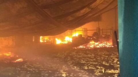 El fuego destruy&oacute; la nave