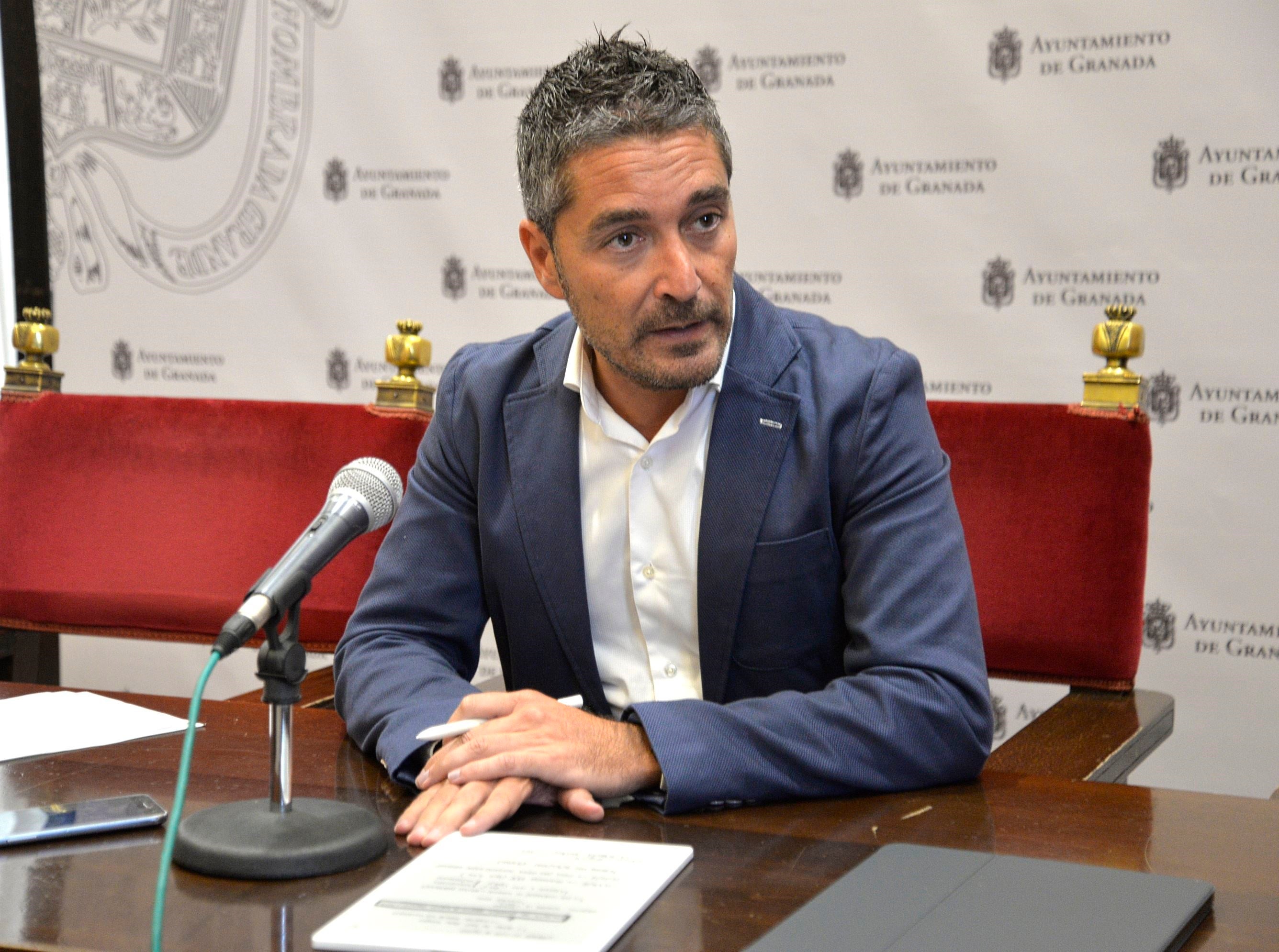 El Ayuntamiento de Granada estudia una tasa por ocupación de vía pública a comerciantes El Ayuntamiento de Granada estudia una tasa por ocupación de vía pública a comerciantes