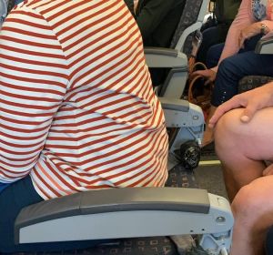 La mujer sentada en un asiento sin respaldo La mujer sentada en un asiento sin respaldo