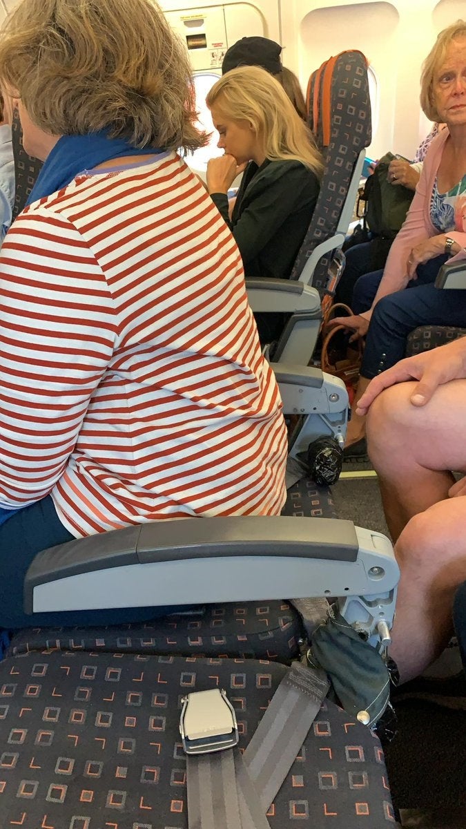 Una foto viral de una pasajera en un asiento sin respaldo deja en evidencia a la compañía EasyJet Una foto viral de una pasajera en un asiento sin respaldo deja en evidencia a la compañía EasyJet