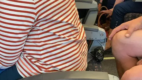 La mujer sentada en un asiento sin respaldo La mujer sentada en un asiento sin respaldo