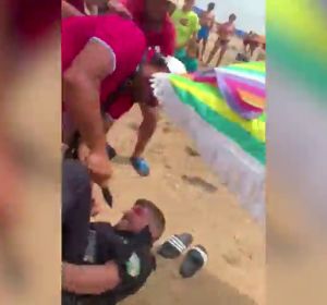 Apuñalan al jefe de la Policía Local de Punta Umbría en una operación contra la venta ambulante Apuñalan al jefe de la Policía Local de Punta Umbría en una operación contra la venta ambulante