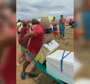 El vídeo del momento en el que un vendedor ambulante apuñala a un policía en Punta Umbría (Huelva) El vídeo del momento en el que un vendedor ambulante apuñala a un policía en Punta Umbría (Huelva)