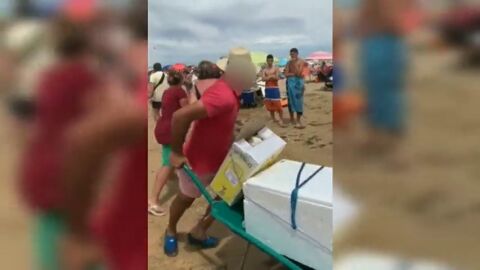 El v&iacute;deo del momento en el que un vendedor ambulante apu&ntilde;ala a un polic&iacute;a en Punta Umbr&iacute;a (Huelva)