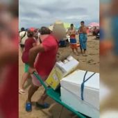 El vídeo del momento en el que un vendedor ambulante apuñala a un policía en Punta Umbría (Huelva)