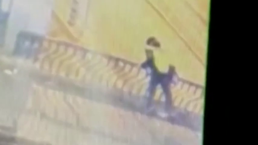 Mueren dos jóvenes tras caer al vacío desde un puente mientras se besaban Mueren dos jóvenes tras caer al vacío desde un puente mientras se besaban