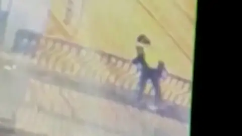 Mueren dos jóvenes tras caer al vacío desde un puente en el que se besaban Mueren dos jóvenes tras caer al vacío desde un puente en el que se besaban