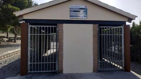 Entrada a la zona de barbacoas del Parque San Crisp&iacute;n de Elda.