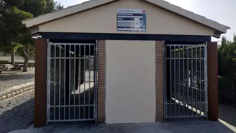 Entrada a la zona de barbacoas del Parque San Crispín de Elda. Entrada a la zona de barbacoas del Parque San Crispín de Elda.