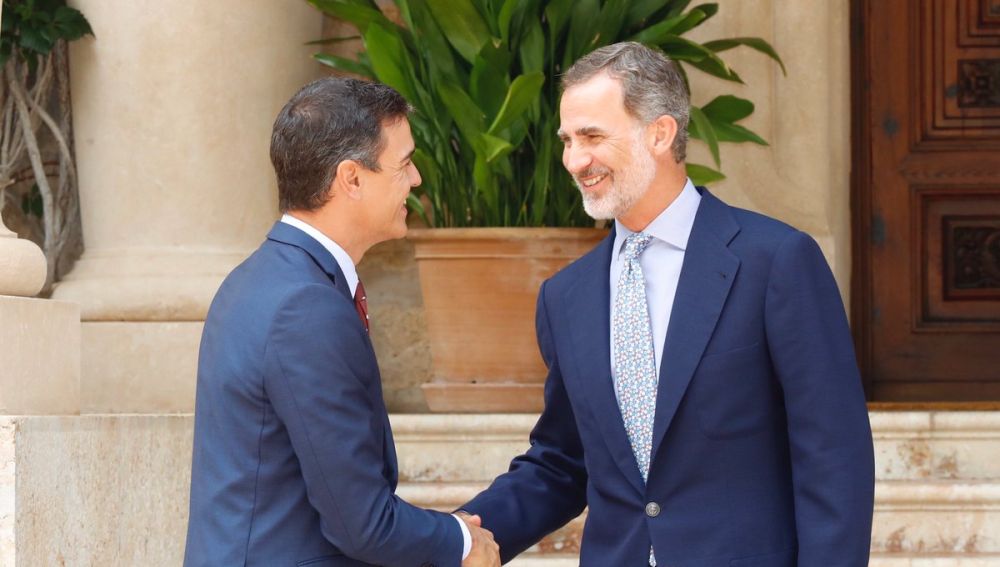 Felipe VI recibe a Pedro Sánchez en el Palacio de Marivent. 