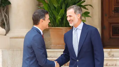 Felipe VI recibe a Pedro Sánchez en el Palacio de Marivent. POLÍTICA