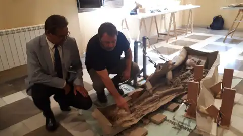 Antonio Granados visita el sarcófago romano recientemente descubierto Museo Arqueológico y Etnológico