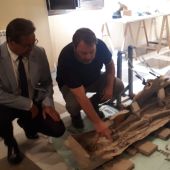 Antonio Granados visita el sarcófago romano recientemente descubierto 