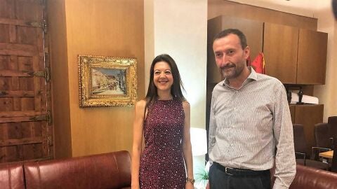 La consellera Carolina Pascual con el alcalde de Elche, Carlos Gonz&aacute;lez.