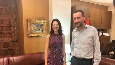La consellera Carolina Pascual con el alcalde de Elche, Carlos González. La consellera Carolina Pascual con el alcalde de Elche, Carlos González.