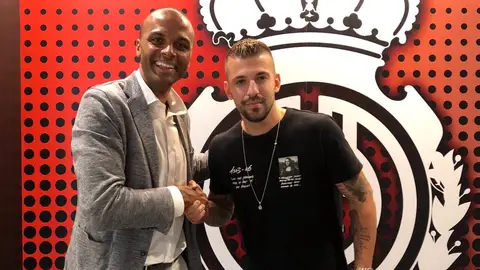 Aleksandar Trajkovski y Maheta Molango Aleksandar Trajkovski y Maheta Molango