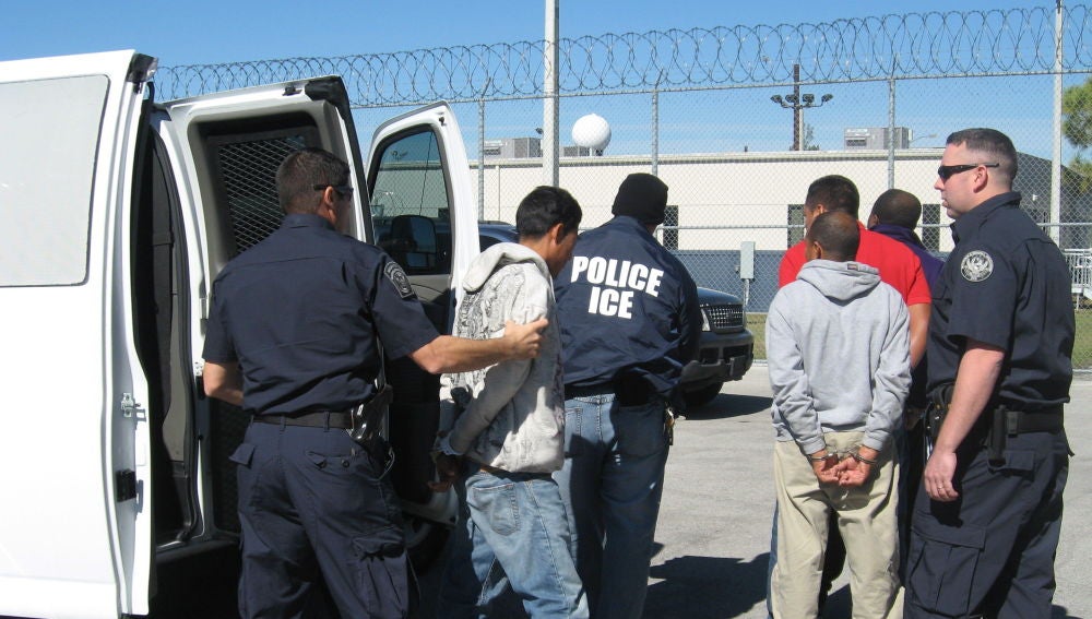 Autoridades de inmigración detienen inmigrantes indocumentados.