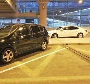 Un VTC, en primer plano, y un taxi, al fondo, en el aeropuerto de El Altet de Elche. Un VTC, en primer plano, y un taxi, al fondo, en el aeropuerto de El Altet de Elche.