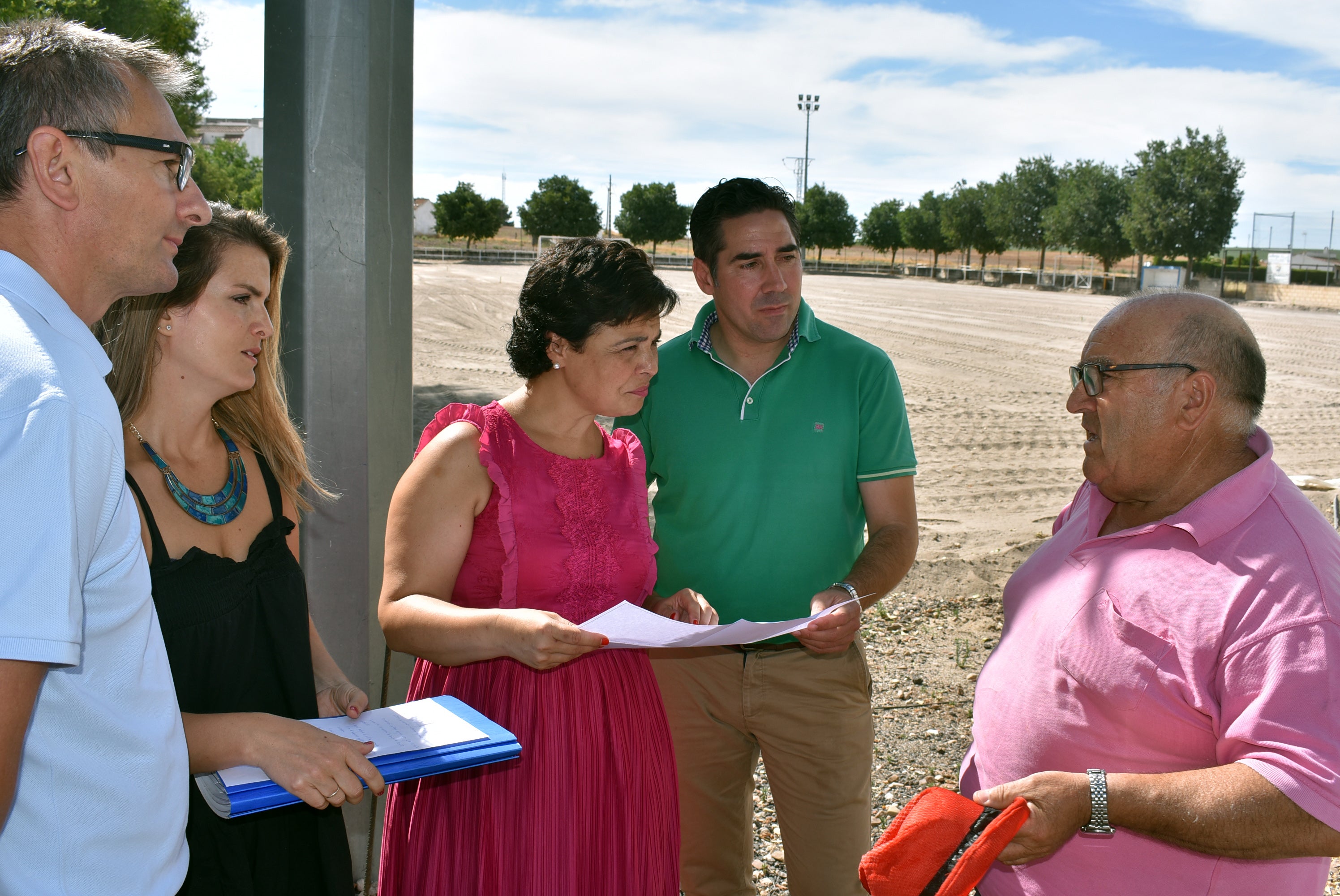 Zamora visita las obras del campo de fútbol de césped artificial en Las Casas Zamora visita las obras del campo de fútbol de césped artificial en Las Casas