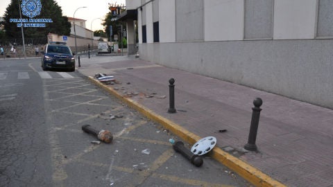 Se&ntilde;al y bolardos con los que colision&oacute; el veh&iacute;culo