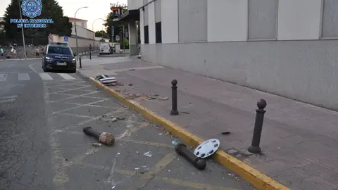 Señal y bolardos con los que colisionó el vehículo Señal y bolardos con los que colisionó el vehículo