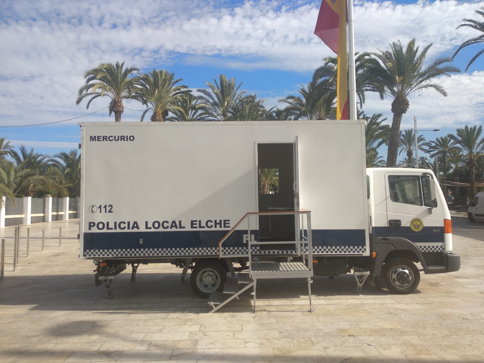 La Policía Local de Elche transforma un antiguo camión de mudanzas en un centro móvil de atención ciudadana La Policía Local de Elche transforma un antiguo camión de mudanzas en un centro móvil de atención ciudadana
