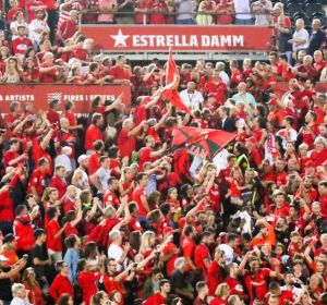 La afición mallorquinista durante uno de los partidos de su equipo. La afición mallorquinista durante uno de los partidos de su equipo.