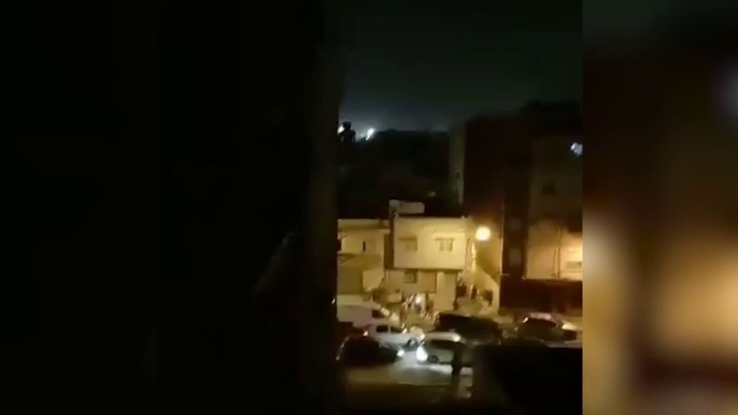 "¿Cómo te llamas?": el vídeo del momento en que una niña se cuelga del tendedero para evitar la violación de su padre