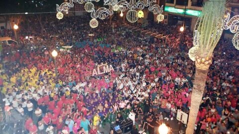 Pla&ccedil;a de Baix de Elche abarrotada en el preg&oacute;n de las fiestas patronales de 2019.
