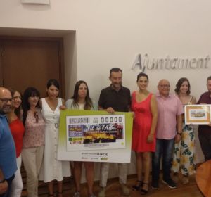 Miembros del equipo de gobierno y la ONCE posan con el cupón. Miembros del equipo de gobierno y la ONCE posan con el cupón.