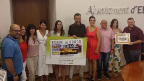 Miembros del equipo de gobierno y la ONCE posan con el cup&oacute;n.